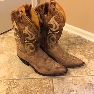 Justin women’s cowboy boots.